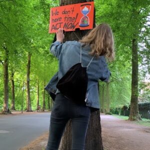 Carla Reemtsma Instagram - Fünf Jahre, seitdem wir das erste Mal fürs Klima gestreikt haben. Fünf Jahre, in denen die Emissionen weiter gestiegen sind, in denen der Kohleausstieg und das Klimaschutzgesetz erkämpft wurden, der Danni gerodet und der Hambi gerettet wurde, in denen Millionen fürs Klima auf den Straßen waren. 
Die Augenringe sind tiefer, die Handyfotos dafür besser. 

2018 wurde ich gefragt, wann wir aufhören zu streiken. „Wenn es uns nicht mehr braucht.“ 
Es braucht uns weiterhin. Zum Protest organisieren, Tee verteilen, Demoreden halten, Plakate kleben, durchs Megaphon schreien, Emails schreiben, Gespräche führen, Sharepics designen, klimawissenschaftliche Studien lesen, Plena moderieren und und und. 
Und für die Hoffnung, das Wissen darum, dass eine bessere Welt möglich ist. Auch 2024 und danach. ♥️