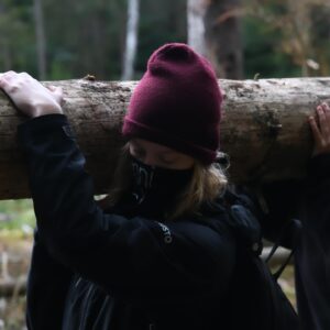 Carla Reemtsma Instagram - Fünf Jahre, seitdem wir das erste Mal fürs Klima gestreikt haben. Fünf Jahre, in denen die Emissionen weiter gestiegen sind, in denen der Kohleausstieg und das Klimaschutzgesetz erkämpft wurden, der Danni gerodet und der Hambi gerettet wurde, in denen Millionen fürs Klima auf den Straßen waren. 
Die Augenringe sind tiefer, die Handyfotos dafür besser. 

2018 wurde ich gefragt, wann wir aufhören zu streiken. „Wenn es uns nicht mehr braucht.“ 
Es braucht uns weiterhin. Zum Protest organisieren, Tee verteilen, Demoreden halten, Plakate kleben, durchs Megaphon schreien, Emails schreiben, Gespräche führen, Sharepics designen, klimawissenschaftliche Studien lesen, Plena moderieren und und und. 
Und für die Hoffnung, das Wissen darum, dass eine bessere Welt möglich ist. Auch 2024 und danach. ♥️