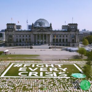 Carla Reemtsma Instagram - Fünf Jahre, seitdem wir das erste Mal fürs Klima gestreikt haben. Fünf Jahre, in denen die Emissionen weiter gestiegen sind, in denen der Kohleausstieg und das Klimaschutzgesetz erkämpft wurden, der Danni gerodet und der Hambi gerettet wurde, in denen Millionen fürs Klima auf den Straßen waren. 
Die Augenringe sind tiefer, die Handyfotos dafür besser. 

2018 wurde ich gefragt, wann wir aufhören zu streiken. „Wenn es uns nicht mehr braucht.“ 
Es braucht uns weiterhin. Zum Protest organisieren, Tee verteilen, Demoreden halten, Plakate kleben, durchs Megaphon schreien, Emails schreiben, Gespräche führen, Sharepics designen, klimawissenschaftliche Studien lesen, Plena moderieren und und und. 
Und für die Hoffnung, das Wissen darum, dass eine bessere Welt möglich ist. Auch 2024 und danach. ♥️