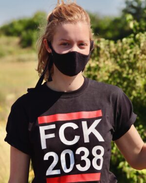 Carla Reemtsma Instagram - Heute hat die GroKo mit ihrem Kohlegesetz im Bundestag (mal wieder) gezeigt, dass an ihren Pseudo-Bekundungen zum Klimaschutz nichts, aber auch gar nichts dran ist. Der Kohleausstieg 2038 macht das Einhalten das Pariser Klimaabkommens unmöglich. Er sorgt für die Zerstörung von dem Zuhause von Menschen in sieben weiteren Dörfern, die für den Tagebau abgebaggertwerden sollen. Er widerspricht der energiewirtschaftlichen Realität. Er macht Kohlekonzernen Milliardengeschenke. 
So weit, nichts Neues. Aber: Sie tritt den gesellschaftlichen Konsens für einen schnellen Kohleausstieg und eine gerechte, paris-kompatible Klimapolitik mit Füßen. Sie zerstört das letzte Bisschen politischen Vertrauens Hunderttausender, was irgendwie trotz der ungezählten Enttäuschungen überdauert hat. 
Im Januar 2019 waren wir enttäuscht von den Ergebnissen der Kohlekommission, aber haben in der Folge die größten Proteste seit Jahrzehnten organisiert. Das gesellschaftliche Bewusstsein für Klima und der Wunsch nach echter Klimapolitik ist heute groß wie nie zuvor. Wir haben die (sowohl klima-, als auch wirtschafts- und energie-) wissenschaftlichen Stimmen auf unserer Seite, wenn wir einen schnelleren Kohleausstieg fordern. Und trotzdem beschließt diese Regierung ein Gesetz, was jeglichen wissenschaftlichen und gesellschaftlichen Halt vermissen lässt. Das fühlt sich, ehrlich gesagt, richtig beschissen an. How dare you? Das hoffnungsvolle Vertrauen in diese GroKo war einmal. Dieses Gesetz heißt nicht, dass die fossile Lobby über uns gesiegt hat. Es heißt für uns nur, dass wir aufhören werden, an Minister und Abgeordnete zu appellieren, nur um wieder und wieder enttäuscht zu werden. Es ist eine Kampfansage an alle klimabewegten Menschen und wir sagen #FCK2038. Wir werden den Kohleausstieg selber machen, denn wir müssen besser heute als morgen raus aus der Kohle & dabei hilft jeder Tag. 💥✊

PS: Weil wir so viel über den Kohleausstieg reden, klingt es oft nach Symbolpolitik. Ist es aber nicht. Die Verstromung der Kohle bis 2038 setzt so viele Emissionen frei, dass sie das 1,5-Grad-Ziel unmöglich macht. Just saying.