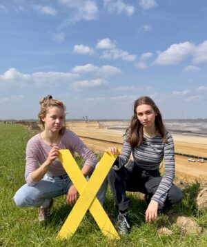Carla Reemtsma Instagram - Das Dorf Lützerath in NRW soll abgebaggert werden – und das für Braunkohle, den dreckigsten Energieträger aller Zeiten. 

Die 1,5-Grad-Grenze verläuft vor Lützerath. Wird die Kohle unter Lützerath verbrannt, dann überschreiten Deutschland sein CO2-Budget. 

Das Lützerath trotzdem abgebaggert werden soll, will nicht nur der Kohlekonzern RWE so, das hat auch ein Gericht entschieden, weil weder Bundes- noch Landesregierung es geschafft haben, Gesetze zu machen, dir sicherstellen, dass die Klimakrise konsequent bekämpft wird. 
Die Klimakrise, die jetzt schon die Lebensgrundlagen von Millionen von Menschen zerstört wird wissentlich und willentlich weiter eskaliert, um die Profitinteressen einzelner Konzerne und die Veränderungsunwilligkeit der Politiker*innen zu schützen. 

Schon heute sind die Klimafolgen in einer 1,2 Grad heißeren Welt insbesondere für die Regionen und Menschen, die am wenigsten zur Klimakrise beigetragen haven, katastrophal. Oder wie Juan Pablo Gutierrez es sagt: “Das Ausmaß der weltweiten Klimakrise ist so groß, dass Staatenlenker, die weiterhin mit einer archaischen, rückständigen und letztlich mörderischen Politik wie die der Kohle regieren, wegen Verbrechen gegen die Menschlichkeit verurteilt werden sollten.”

Lützerath ist ejn Ort der Zerstörung – aber auch einer der Hoffnung. Hier machen wir klar, dass es nicht so bleiben muss, wie es ist, dass Veränderung möglich ist und dass wir alle Teil davon sind. 

Und wenn im Herbst Lützerath geräumt werden soll, dann ist klar: Wir werden da sein und dafür sorgen, dass Lützerath bleibt 💛