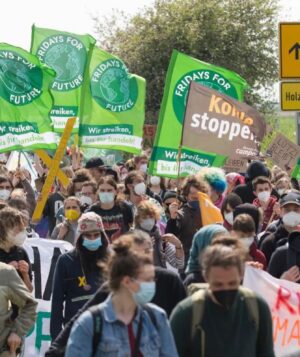 Carla Reemtsma Instagram - Das Dorf Lützerath in NRW soll abgebaggert werden – und das für Braunkohle, den dreckigsten Energieträger aller Zeiten. 

Die 1,5-Grad-Grenze verläuft vor Lützerath. Wird die Kohle unter Lützerath verbrannt, dann überschreiten Deutschland sein CO2-Budget. 

Das Lützerath trotzdem abgebaggert werden soll, will nicht nur der Kohlekonzern RWE so, das hat auch ein Gericht entschieden, weil weder Bundes- noch Landesregierung es geschafft haben, Gesetze zu machen, dir sicherstellen, dass die Klimakrise konsequent bekämpft wird. 
Die Klimakrise, die jetzt schon die Lebensgrundlagen von Millionen von Menschen zerstört wird wissentlich und willentlich weiter eskaliert, um die Profitinteressen einzelner Konzerne und die Veränderungsunwilligkeit der Politiker*innen zu schützen. 

Schon heute sind die Klimafolgen in einer 1,2 Grad heißeren Welt insbesondere für die Regionen und Menschen, die am wenigsten zur Klimakrise beigetragen haven, katastrophal. Oder wie Juan Pablo Gutierrez es sagt: “Das Ausmaß der weltweiten Klimakrise ist so groß, dass Staatenlenker, die weiterhin mit einer archaischen, rückständigen und letztlich mörderischen Politik wie die der Kohle regieren, wegen Verbrechen gegen die Menschlichkeit verurteilt werden sollten.”

Lützerath ist ejn Ort der Zerstörung – aber auch einer der Hoffnung. Hier machen wir klar, dass es nicht so bleiben muss, wie es ist, dass Veränderung möglich ist und dass wir alle Teil davon sind. 

Und wenn im Herbst Lützerath geräumt werden soll, dann ist klar: Wir werden da sein und dafür sorgen, dass Lützerath bleibt 💛