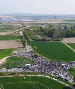 Carla Reemtsma Instagram - Das Dorf Lützerath in NRW soll abgebaggert werden – und das für Braunkohle, den dreckigsten Energieträger aller Zeiten. 

Die 1,5-Grad-Grenze verläuft vor Lützerath. Wird die Kohle unter Lützerath verbrannt, dann überschreiten Deutschland sein CO2-Budget. 

Das Lützerath trotzdem abgebaggert werden soll, will nicht nur der Kohlekonzern RWE so, das hat auch ein Gericht entschieden, weil weder Bundes- noch Landesregierung es geschafft haben, Gesetze zu machen, dir sicherstellen, dass die Klimakrise konsequent bekämpft wird. 
Die Klimakrise, die jetzt schon die Lebensgrundlagen von Millionen von Menschen zerstört wird wissentlich und willentlich weiter eskaliert, um die Profitinteressen einzelner Konzerne und die Veränderungsunwilligkeit der Politiker*innen zu schützen. 

Schon heute sind die Klimafolgen in einer 1,2 Grad heißeren Welt insbesondere für die Regionen und Menschen, die am wenigsten zur Klimakrise beigetragen haven, katastrophal. Oder wie Juan Pablo Gutierrez es sagt: “Das Ausmaß der weltweiten Klimakrise ist so groß, dass Staatenlenker, die weiterhin mit einer archaischen, rückständigen und letztlich mörderischen Politik wie die der Kohle regieren, wegen Verbrechen gegen die Menschlichkeit verurteilt werden sollten.”

Lützerath ist ejn Ort der Zerstörung – aber auch einer der Hoffnung. Hier machen wir klar, dass es nicht so bleiben muss, wie es ist, dass Veränderung möglich ist und dass wir alle Teil davon sind. 

Und wenn im Herbst Lützerath geräumt werden soll, dann ist klar: Wir werden da sein und dafür sorgen, dass Lützerath bleibt 💛