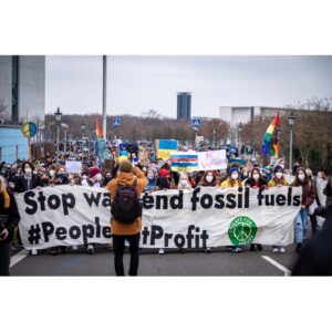 Carla Reemtsma Instagram - Mit einem breiten Bündnis fordern wir den Stopp der Importe von Kohle, Öl und Gas aus Russland.

Wer über den völkerrechtswidrigen Angriffskrieg spricht, spricht über die Menschen in den beschossenen Städten, Putin, das Militär, die verhafteten Protestierenden in Russland, die zusammengebrochene Energieversorgung, die Sanktionen, die Getöteten, Diplomatie und und und. 
Wer über den Krieg sprechen will, muss auch über die energiepolitischen und -wirtschaftlichen Hintergründe sprechen. 

Dieser Krieg ist ein fossiler Krieg: Die Erlöse, die Putins Regierung durch den Export fossiler Energien macht, finanzieren ihn. Mehr als eine Milliarde Euro zahlt die EU für Kohle,  Öl und Gas aus Russland – täglich.

Deswegen ist klar: Eine der Antworten auf diesen Krieg kann nur der Ausstieg aus fossil Energien und der radikale Ausbau der Erneuerbaren sein. 

Stop War, Stop Fossil Fuels! ✊