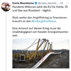 Carla Reemtsma Instagram - Mit einem breiten Bündnis fordern wir den Stopp der Importe von Kohle, Öl und Gas aus Russland.

Wer über den völkerrechtswidrigen Angriffskrieg spricht, spricht über die Menschen in den beschossenen Städten, Putin, das Militär, die verhafteten Protestierenden in Russland, die zusammengebrochene Energieversorgung, die Sanktionen, die Getöteten, Diplomatie und und und. 
Wer über den Krieg sprechen will, muss auch über die energiepolitischen und -wirtschaftlichen Hintergründe sprechen. 

Dieser Krieg ist ein fossiler Krieg: Die Erlöse, die Putins Regierung durch den Export fossiler Energien macht, finanzieren ihn. Mehr als eine Milliarde Euro zahlt die EU für Kohle,  Öl und Gas aus Russland – täglich.

Deswegen ist klar: Eine der Antworten auf diesen Krieg kann nur der Ausstieg aus fossil Energien und der radikale Ausbau der Erneuerbaren sein. 

Stop War, Stop Fossil Fuels! ✊