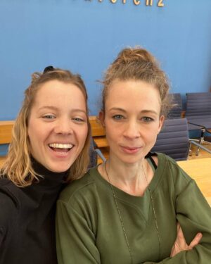 Carla Reemtsma Instagram - Gestern haben wir unsere Bündnis-Kampagne zum #Klimageld in der Bundespressekonferenz vorgestellt. Wir fangen einfach an, es selbst auszuzahlen! 1.000 Menschen bekommen 139€. Und zwar die, die es am dringendsten brauchen. Alle Infos dazu bei @sanktionsfrei.
Klimaschutz muss sozial gerecht werden und ein Ausgleich für die gestiegenen Preise muss her! Wir fordern die Ampel auf, das Klimageld sofort einzuführen! Mit @paritaet @fridaysforfuture.de @campact.de @meinbge @attac_de @9eurofonds @bund_bundesverband und anderen Organisationen danke an @carlareemtsma , Marcel Fratzscher und Ulrich Schneider, es hat mega Spaß gemacht!
