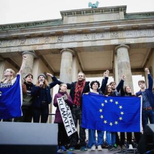 Carla Reemtsma Instagram - We are unstoppable, another world is possible! – On est plus chaud, plus chaud, plus chaud que le climat! – Wir sind hier, wir sind laut, weil ihr uns die Zukunft klaut! 💥 We are striking, because our future is at stake. Together with @gretathunberg and thousands of young people from all over Europe we flooded the streets of Berlin, because we will not let our future be taken away. Climate doesn’t care about boarders and neither do we. We are united in our fight for climate justice and we will not stop, unless the politicians act. European elections are up next. Let’s make sure that all politicians have an agenda which is future-compatible. 
#fridaysforfuture #climatestrike #climatechange