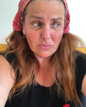 Carla Vasconcelos Instagram - A vertigem é vertiginosa…. Na minha slot machine as cerejas ainda não alinharam. À espera do exame ansiosamente, para voltar às drogas que me equilibram 🤣🤣🙄 olhar para o chão é uma aventura