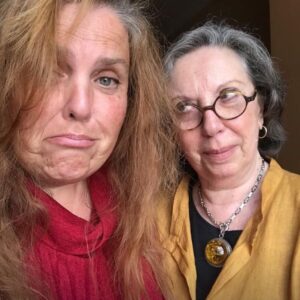 Carla Vasconcelos Instagram - A mamã melhor do mundo é minha. E tem cá uma paciência para me aturar ahahahahahaha 
E tem bom humor. E é dada à risota. Prega sustos. Faz caretas. Diz piadolas. E é d’armas! A minha mamã é uma mulher d’armas! E ainda arregala os olhos para me repreender como quando eu tinha cinco anos. E faz um cozido à portuguesa que até manda ventarolas. E por falar nisso…. Oh mãeeeeee!!!!! Ahahahaha 
A minha mamã vai fazer um cozido  à menina. Isso ou perguntar-me - mas tu pensas que sou tua mãe? 🤣🤣🤣🤣 
A melhor mamã do mundo é minha!! ❤️
