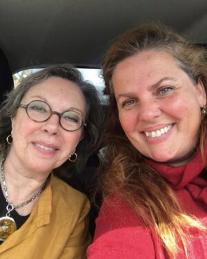 Carla Vasconcelos Instagram - 78 primaveras e não há meio de não se desmanchar a rir nas fotografias… além de continuar a olhar para mim de lado só porque não me penteio. Ri-se muito porque está bem conservada… dorme no congelador. Está linda, a minha mãe. Faz anos hoje. ❤️