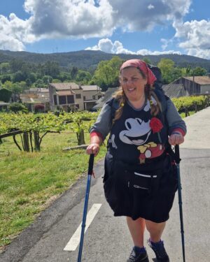 Carla Vasconcelos Instagram - Ah! O Caminho! ❤️ Estou mesmo feliz. Mesmo. Deve ser por andar kms atrás de kms, debaixo de sol e de chuva, a trepar pedras, a tropeçar em troncos de árvores, com os ténis ensopados, massacrada dos joelhos para baixo ( também já não se passa nada, que deixei de sentir 🤣🤣🤣🤣 ), a subir, a descer, com toda a gente a ultrapassar-me… Eu acho que é mesmo por tudo isto que estou feliz, porque nem eu acreditava que era capaz de fazer tudo isto. Mas afinal, sou! 
Ah! O Caminho! ❤️

#itsallaboutlove #camino #santiago