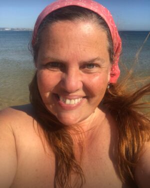 Carla Vasconcelos Instagram - Como relativizar estados de alma em versão drama queen 
1 - limpar a casa 
2- lavar roupa
3- pensar que vai haver roupa para passar
4- ir num instante à praia dar um mergulho
5- falar e rir com os amigos 
6- ver fotos e rir
7- ir buscar a miúda à escola 
8- admirar os girassóis de Lego que recebeste no dia da mãe, juntamente com uma fotografia maravilhosamente parva 
9- o João a cantar uma canção por telefone só para te animar 
10- olhar para os dias felizes e saber que são muito mais que os dias infelizes
11- chorar muito como uma drama queen
12 - ouvir músicas pirosas
13- perceber que a roupa não se engoma sozinha

Amanhã é um novo dia, a lua e o sol continuarão no céu se nenhum louco os explodir e alma estará lavada… e por engomar. Ahahahahaha

#itsallaboutlove #franklymydearidontgiveadamn #upupandaway #onedayatatime