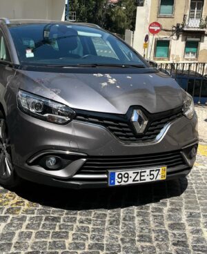 Carla Vasconcelos Instagram - O carro da @_catia__nunes_ foi roubado. Por favor ajudem. Se o virem liguem para a polícia. Embora a Cátia já tenha tido notícia de que o carro foi avistado, pedido ajuda à polícia para a acompanhar ao bairro, a polícia não ajudou, por qualquer motivo que nos escapa. Assim sendo, se puderem ir olhando para as matrículas e caso vejam o carro, ligar à polícia a explicar que é roubado e fornecer a sua localização, a @_catia__nunes_ agradece. 

@psp.lisboa se puderem ajudar, agradecemos todos! 

Hoje por ela, amanhã por qualquer um de nós. 

#carroroubado #psp