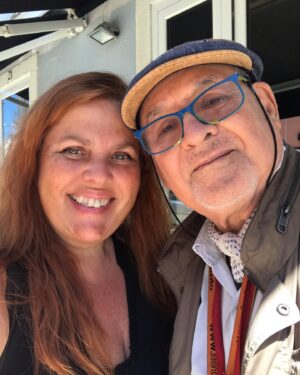 Carla Vasconcelos Instagram - O Manel do meu coração ❤️ estar com ele é uma montanha russa de emoções. Ouvi-lo é um privilégio.  Estar viva, além dos meus pais, é também culpa dele… que não se pode culpar os pais de tudo! Ahahahaha
O Manel é muito mais que o melhor pediatra do universo… mas ficamos por aqui, só para simplificar. Ah!!! E sim, eu ainda vou ao pediatra. Mas outra coisa também não era de esperar 🤣❤️

#itsallaboutlove #thanks #privilégio #obrigada