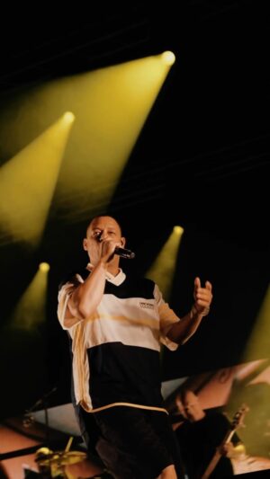 Carlão Instagram - Este foi um fim-de-semana em cheio. Dois concertos memoráveis, em Vila do Conde a 14 e em Abrantes a 15, com várias semelhanças entre eles: muita gente, muita energia boa, muita diversidade no público. Estas imagens são do primeiro mas, tirando as roupas, podiam perfeitamente ser do segundo. E espero que esta minha cara de miúdo feliz se repita muito mais vezes este ano, por essa estrada fora. Obrigado às organizações das Festas de São João em Vila do Conde e das Festas de Abrantes e ao público que nos acompanhou em ambas as datas!!!! Boraaaaaaaaaaaa!!!! 
@radardossons 
#ainanas
#carlãoaovivo

🎥 @sarahawkkk
