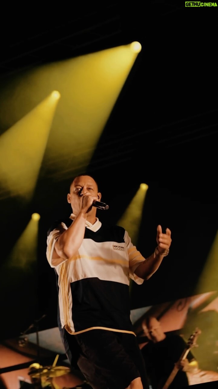 Carlão - 3 Likes - Este foi um fim-de-semana em cheio. Dois concertos memoráveis, em Vila do Conde a 14 e em Abrantes a 15, com várias semelhanças entre eles: muita gente, muita energia boa, muita diversidade no público. Estas imagens são do primeiro mas, tirando as roupas, podiam perfeitamente ser do segundo. E espero que esta minha cara de miúdo feliz se repita muito mais vezes este ano, por essa estrada fora. Obrigado às organizações das Festas de São João em Vila do Conde e das Festas de Abrantes e ao público que nos acompanhou em ambas as datas!!!! Boraaaaaaaaaaaa!!!!
@radardossons
#ainanas
#carlãoaovivo
🎥 @sarahawkkk