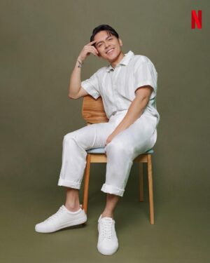 Carlo Aquino Instagram - Filipino audiences love a good sob story, especially in the guise of a love story. 

"Hopeless romantic talaga mga Pilipino. Gusto nila 'yong tungkol sa pag-ibig. Gusto nila ‘yong masasakit — kapag 'di nagkakaroon ng happy ending. Ako rin, e, ganoon ako," Carlo Aquino says on why he thinks fans will love Seasons. 

📸: @ralphmendo 

#CarloAquino #Seasons