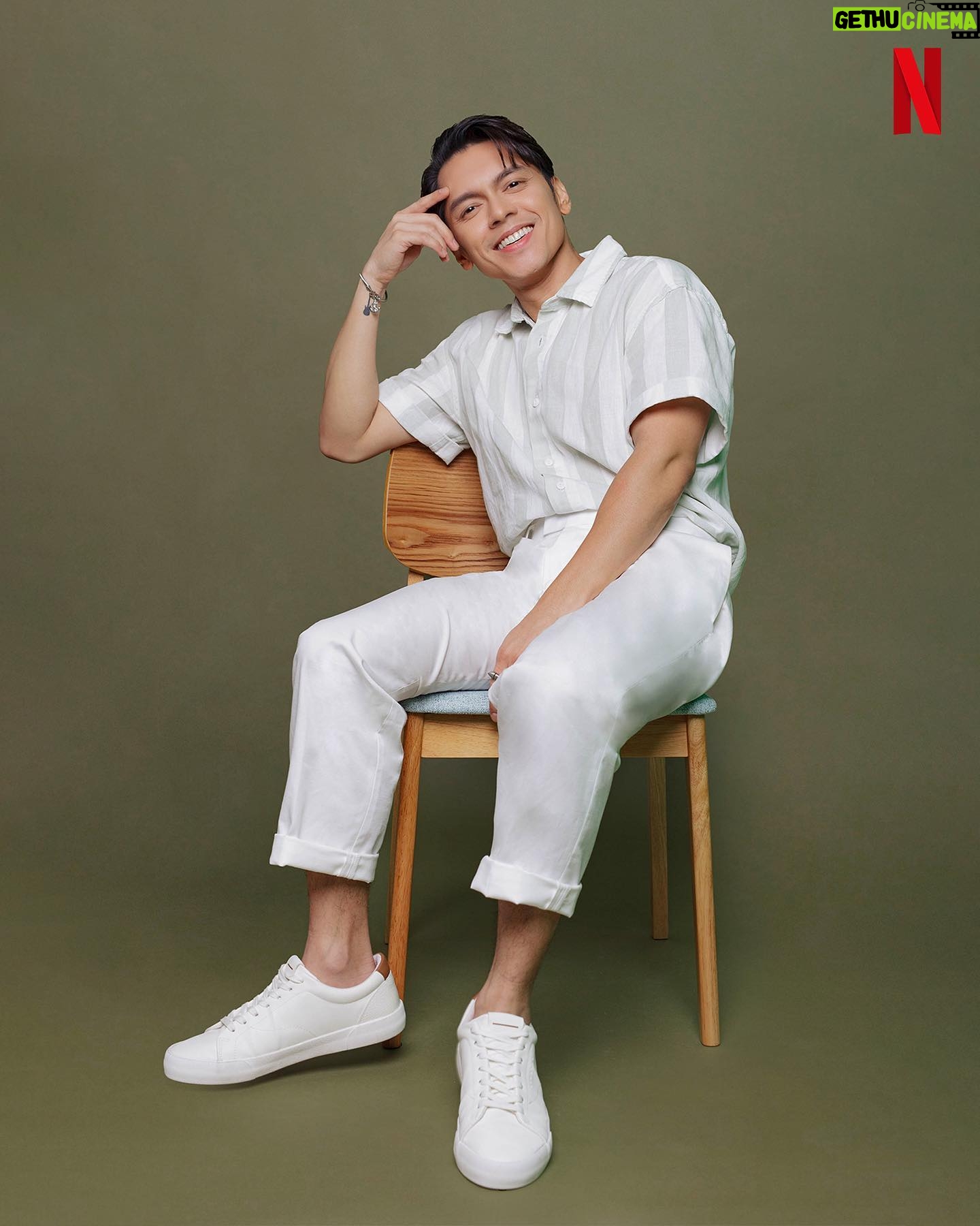 Carlo Aquino - 13.7K Likes - Filipino audiences love a good sob story, especially in the guise of a love story.
"Hopeless romantic talaga mga Pilipino. Gusto nila 'yong tungkol sa pag-ibig. Gusto nila ‘yong masasakit — kapag 'di nagkakaroon ng happy ending. Ako rin, e, ganoon ako," Carlo Aquino says on why he thinks fans will love Seasons.
📸: @ralphmendo
#CarloAquino #Seasons