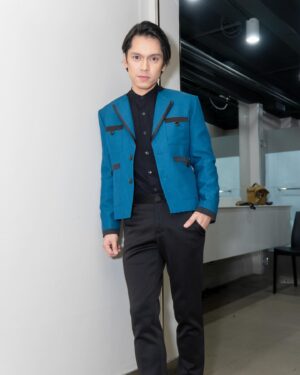 Carlo Aquino Instagram - AbsCbn Christmas Special 2023 

Suit by @styledbyabbypaulino