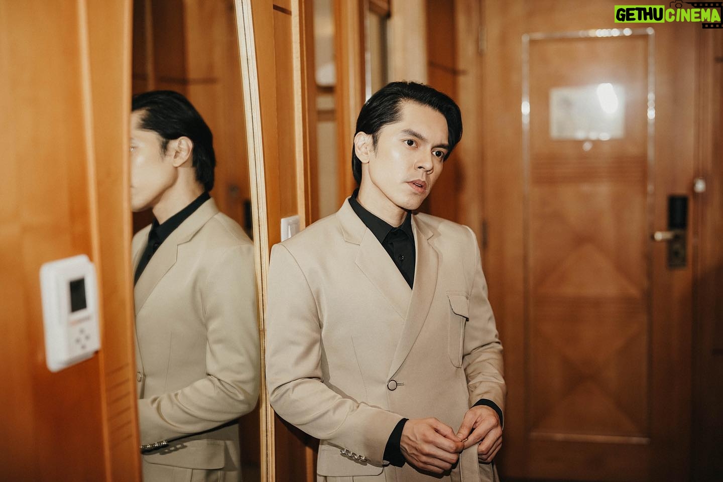 Carlo Aquino - 3 Likes - Last batch
#abscbnballisback
#abscbnball2023
📸 @deejrie
Designer @paulolazaro.studio
Styling @styledbyabbypaulino
Grooming @hernansoriano_
Hair @robert_nocheseda