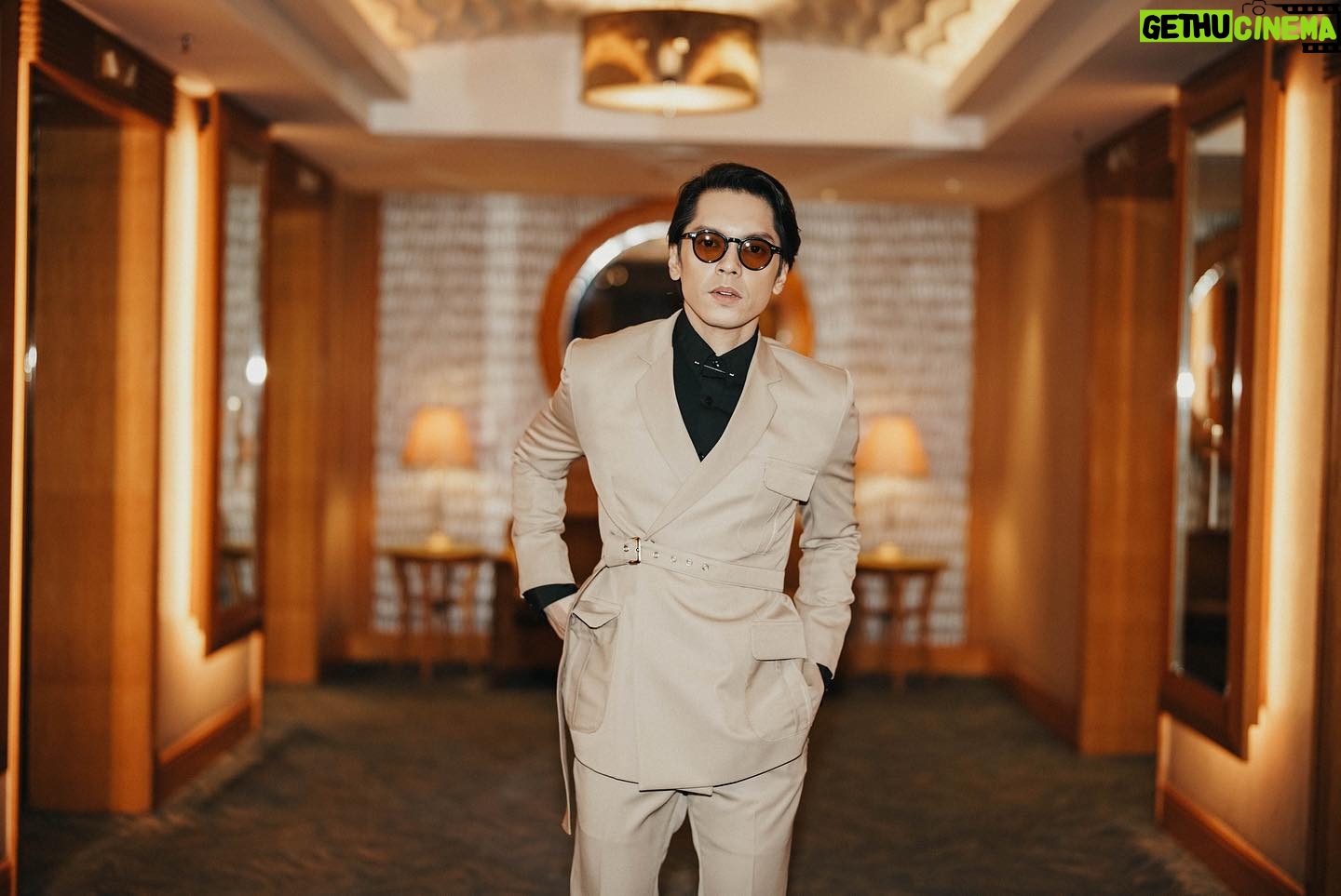 Carlo Aquino - 3 Likes - Last batch
#abscbnballisback
#abscbnball2023
📸 @deejrie
Designer @paulolazaro.studio
Styling @styledbyabbypaulino
Grooming @hernansoriano_
Hair @robert_nocheseda
