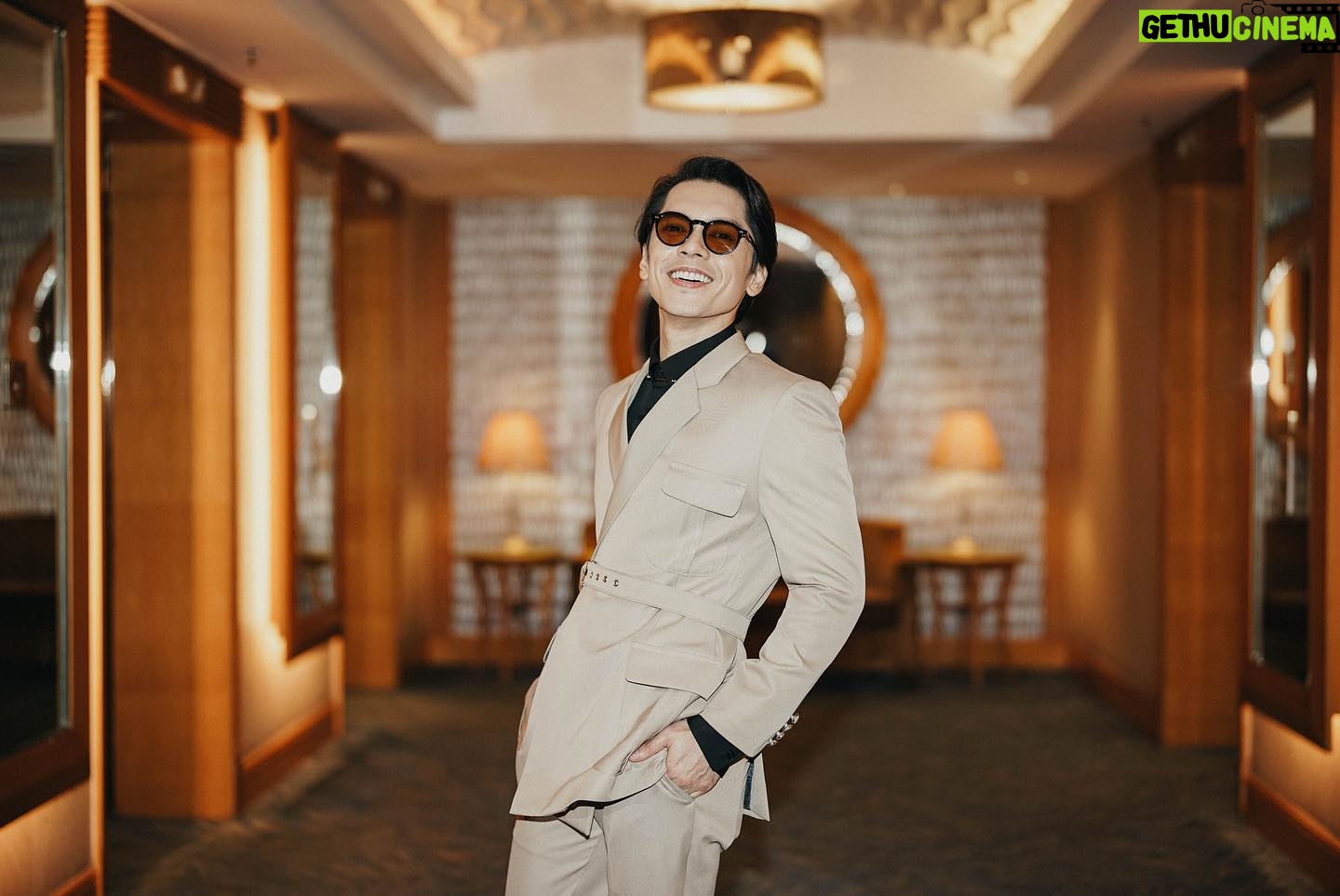 Carlo Aquino - 3 Likes - Last batch
#abscbnballisback
#abscbnball2023
📸 @deejrie
Designer @paulolazaro.studio
Styling @styledbyabbypaulino
Grooming @hernansoriano_
Hair @robert_nocheseda