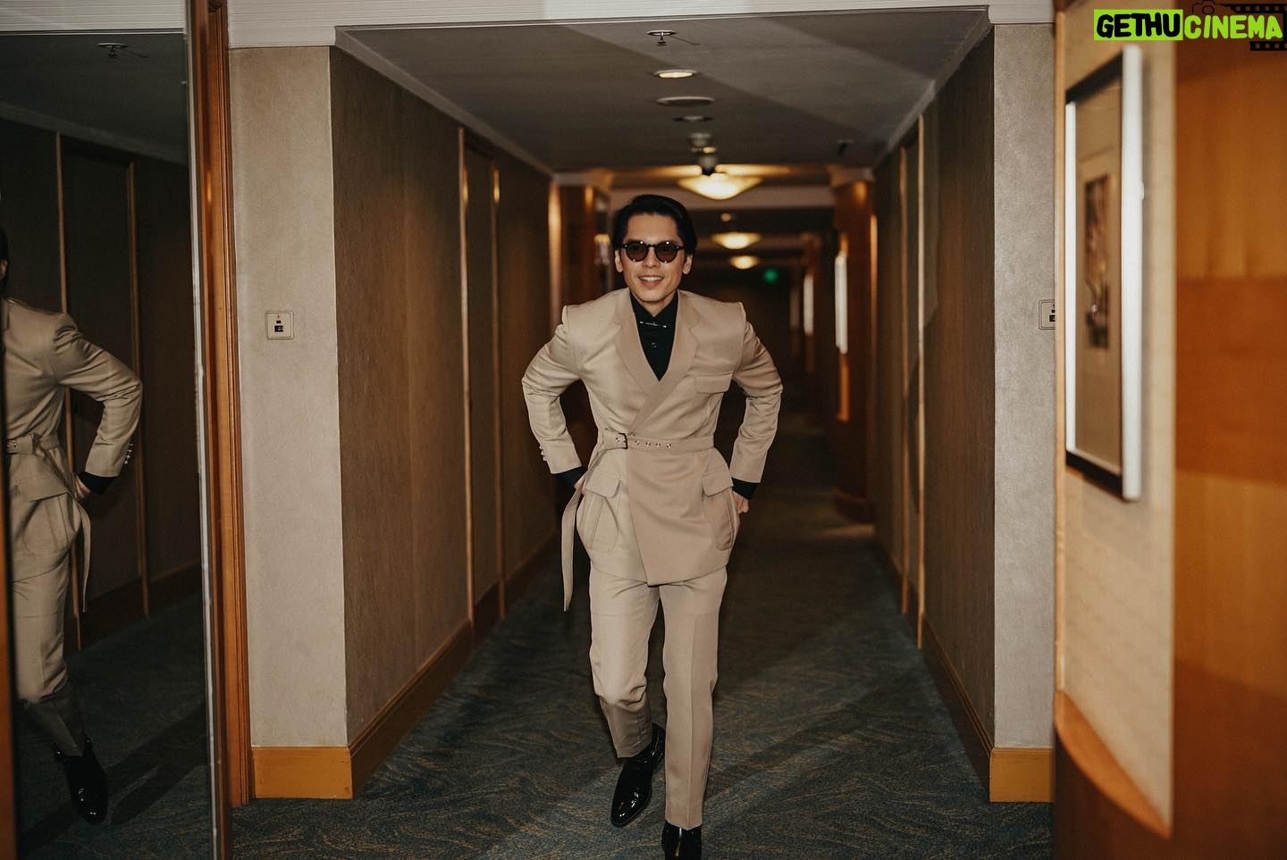 Carlo Aquino - 3 Likes - Last batch
#abscbnballisback
#abscbnball2023
📸 @deejrie
Designer @paulolazaro.studio
Styling @styledbyabbypaulino
Grooming @hernansoriano_
Hair @robert_nocheseda