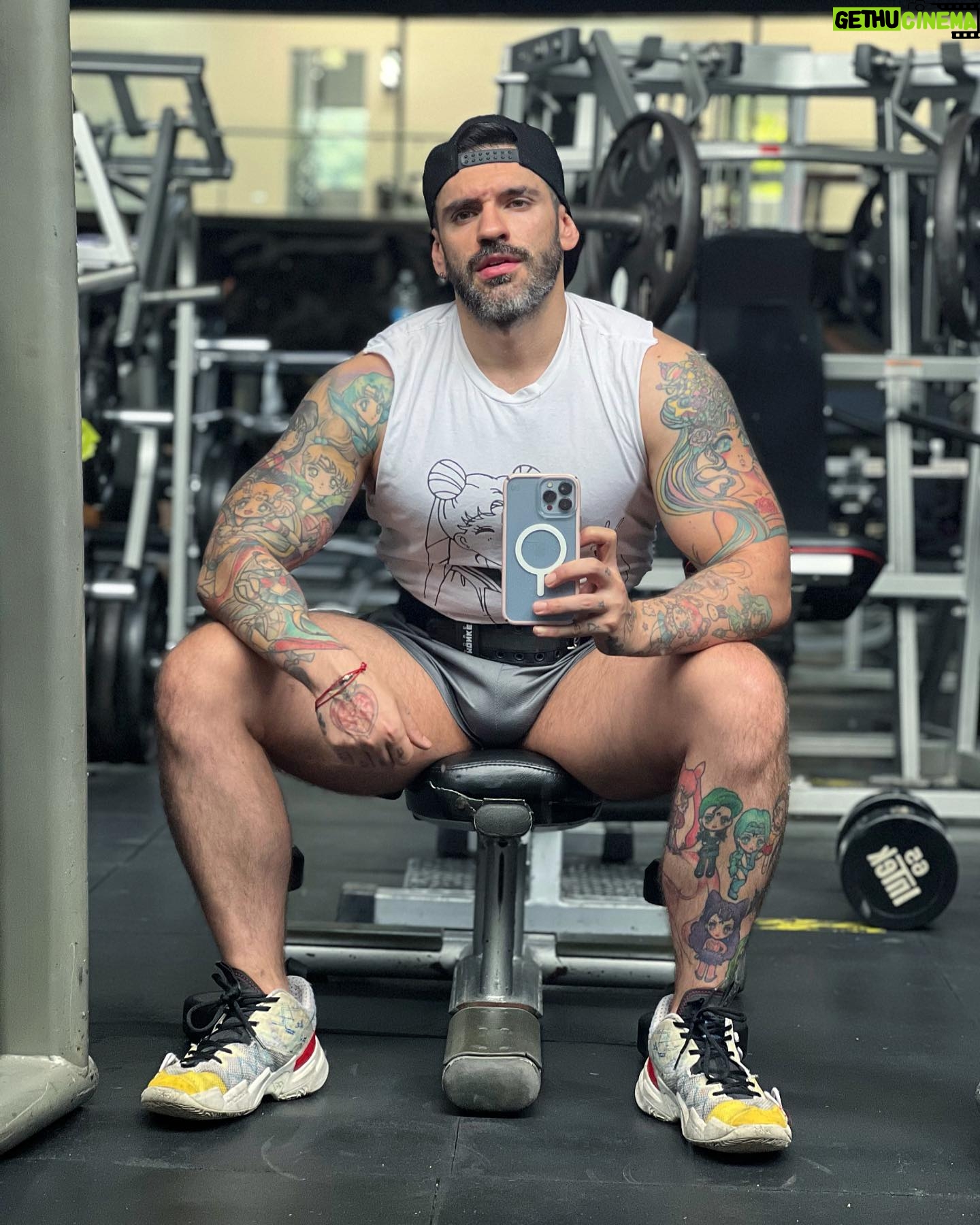 Carlo Villarreal - 17K Likes - En mi lugar favorito para fotos en el gimnasio, sentado porque ya estoy grande 🌚