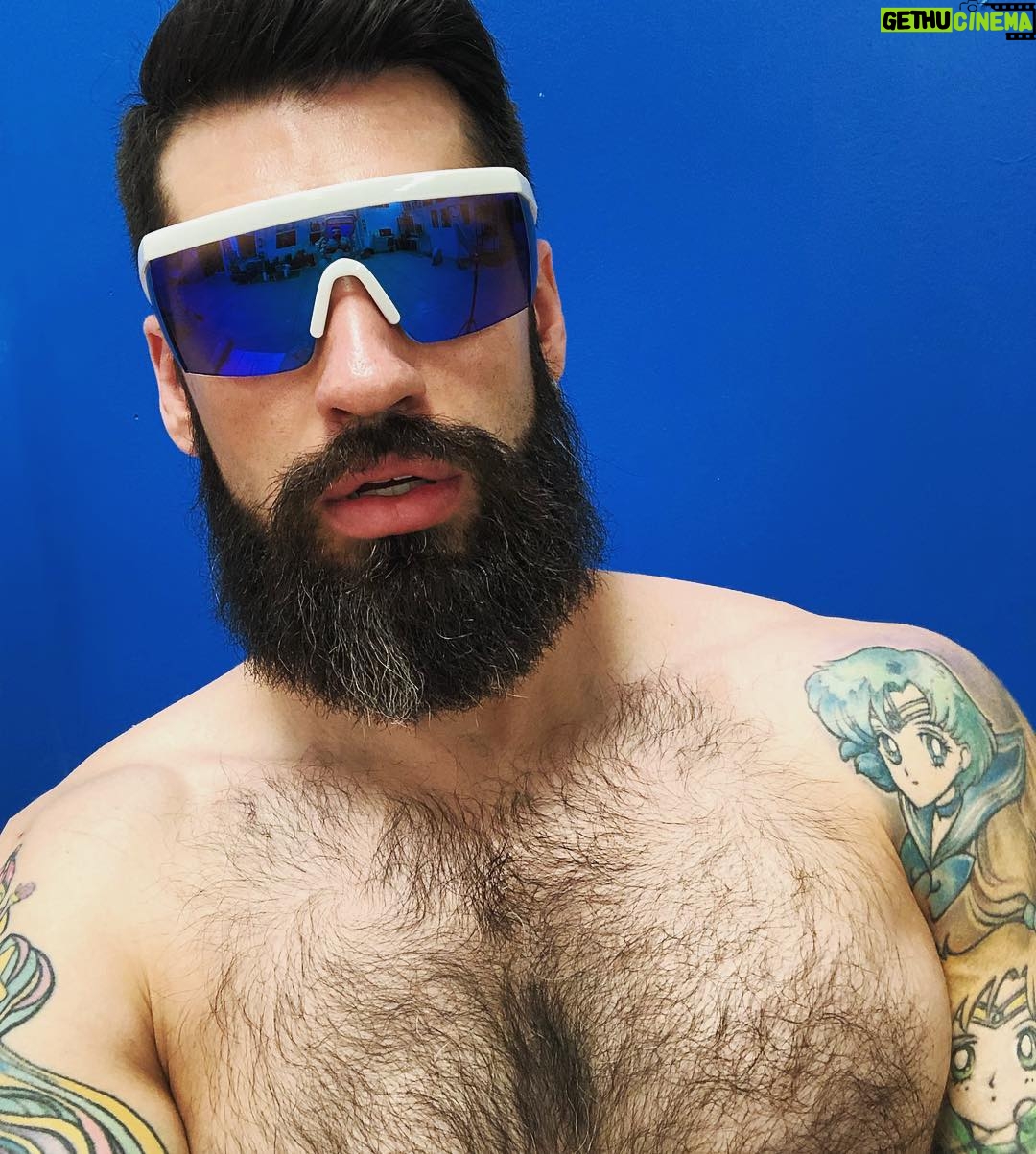 Carlo Villarreal - 6.4K Likes - Aquí la calor 😂💦💙 lentes (shades) por @project.claude 😎💙✨
