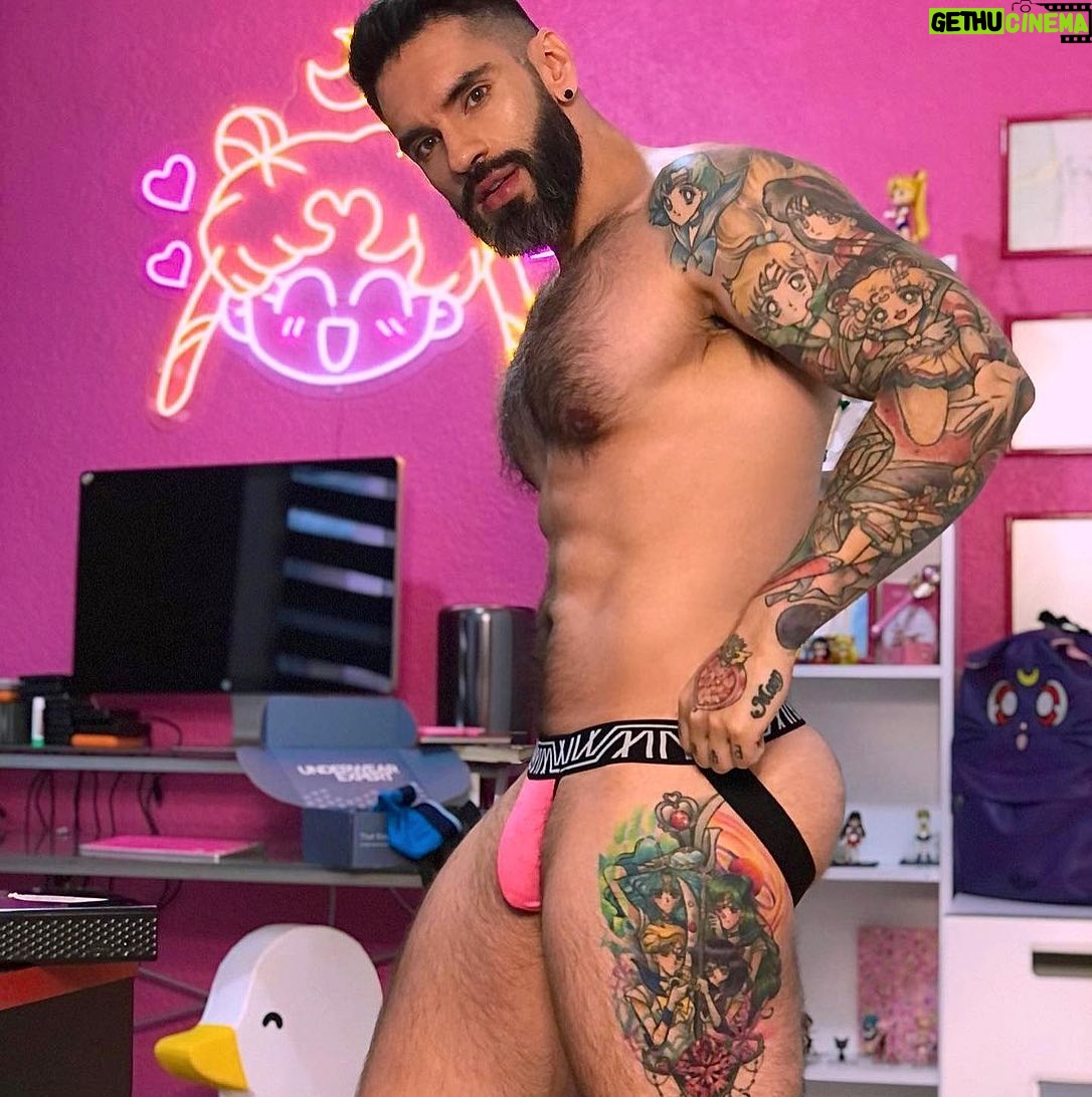 Carlo Villarreal - 18.6K Likes - On Wednesdays we wear pink | #underwearexpert