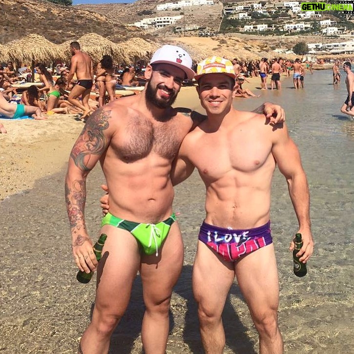 Carlo Villarreal - 21.1K Likes - Cuando éramos los menos bronceados de la playa 😂 @brunoolvez