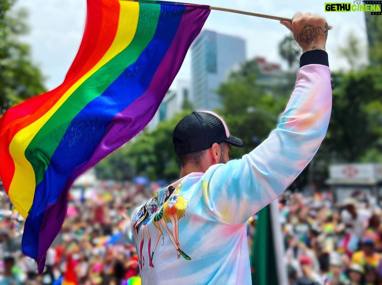 Carlo Villarreal - 8K Likes - Cada quien sabe su lucha y lucha como quiere y como puede.
Orgullo 2022🌈
Foto @dandayz
Chaquetita @cachorritos_mexico
