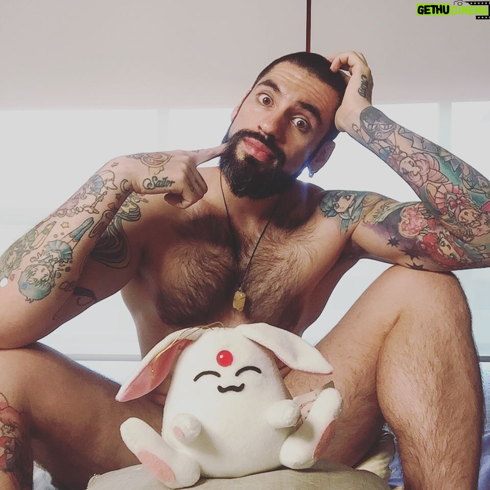 Carlo Villarreal - 6.8K Likes - Muy cansado, pero muy feliz 🙂⭐️✌️