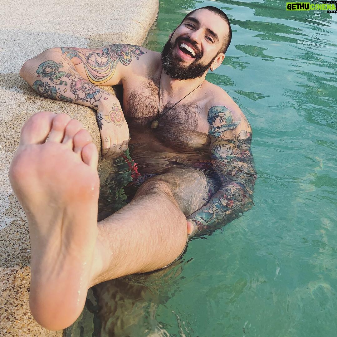 Carlo Villarreal - 9.2K Likes - Un pie 🦶😂✌️✨