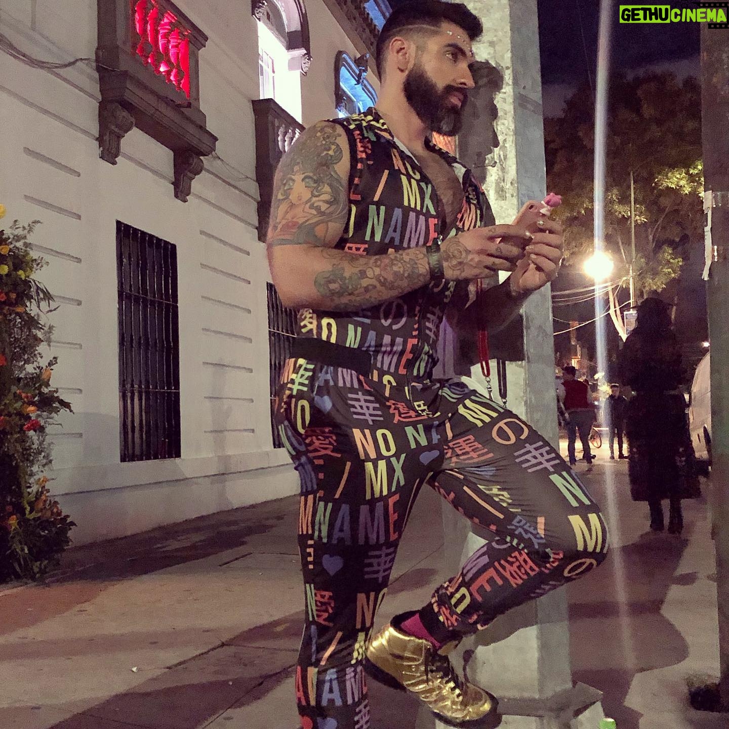Carlo Villarreal - 11.6K Likes - Cuando ando de moderna 🌈💖✌️
