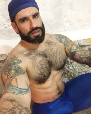 Carlo Villarreal Instagram - Hola, les vengo a ofrecer una foto vieja, porque ese viejo ya esta bien viejo.  Les prometo sentirme jovial y sensual próximamente