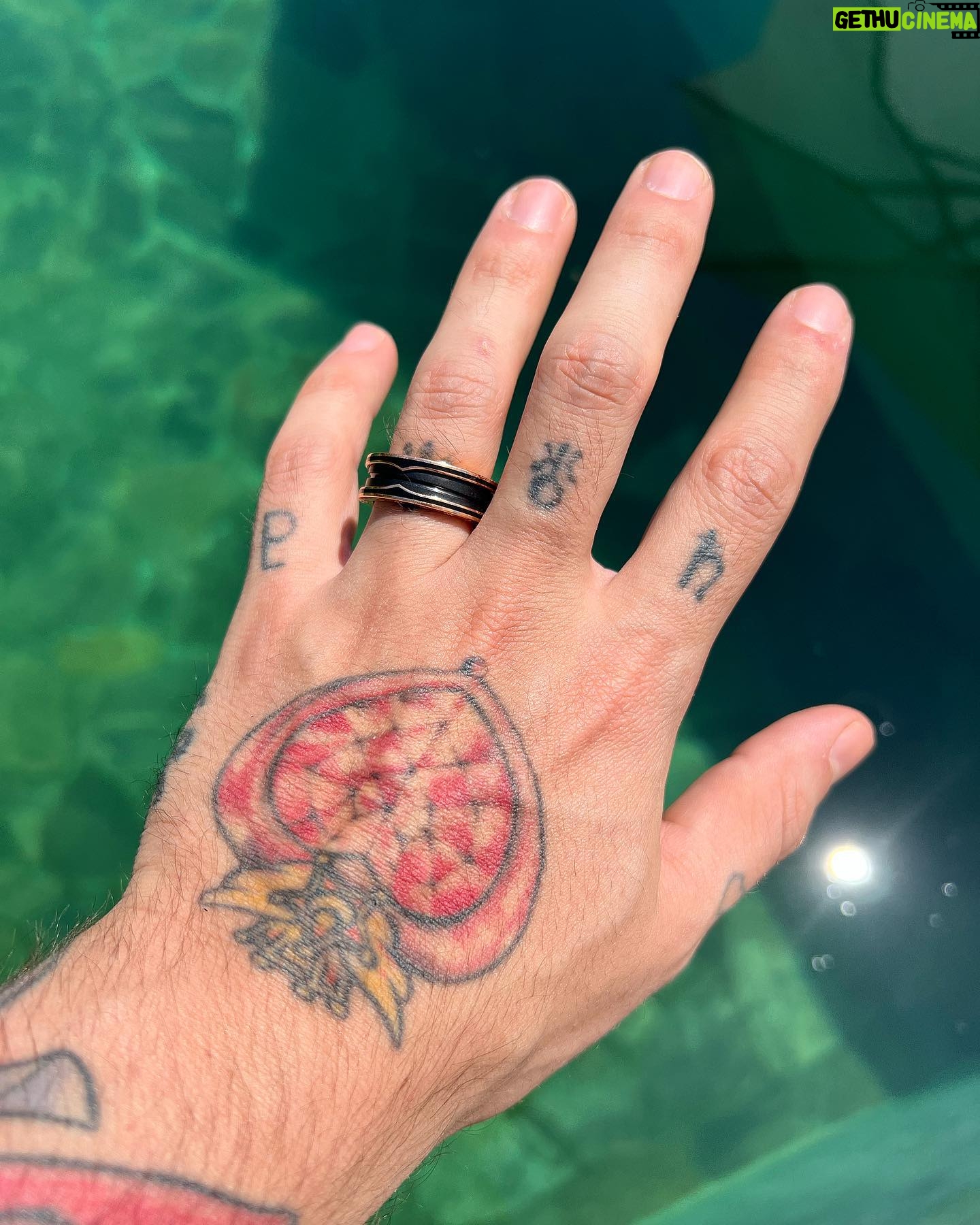 Carlo Villarreal - 9.5K Likes - 21 de Marzo. 10 años juntos y una sola palabra:
Si
🤵🏻💍🤵🏻 @brunoolvez