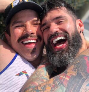 Carlo Villarreal Instagram - Hoy cumplimos 8 años. En las buenas y en las malas, en las aguadas y en las mamadas, en las poquitas y en las muchas...ha sido una aventura muy bonita. Te amo mi compañero de viaje y de vida @brunoolvez 💖👊🥲✨🤝👬🏻