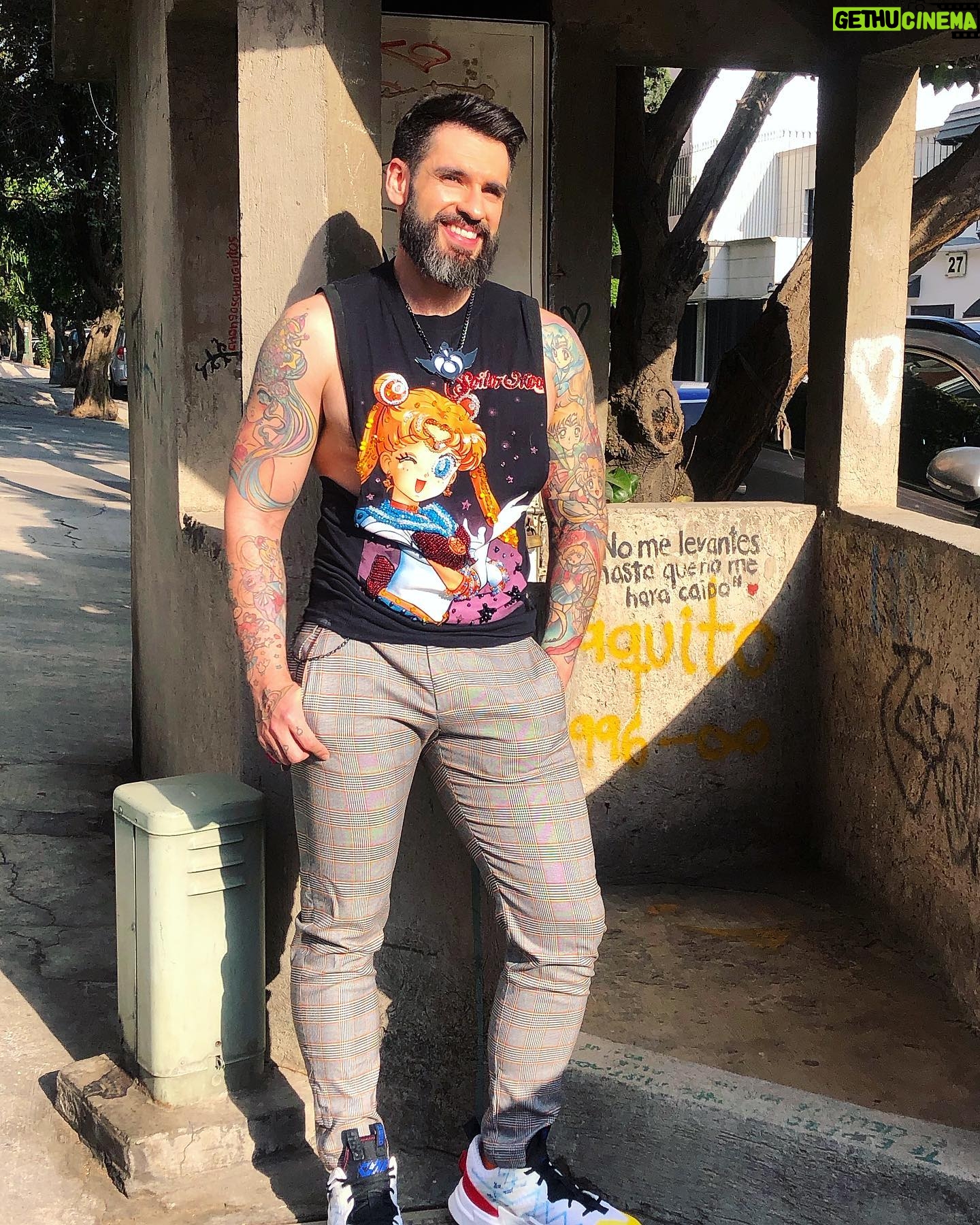 Carlo Villarreal - 18K Likes - El otro día salí y me tome una foto porque me bañé y me sentía fresco, libre y natural.