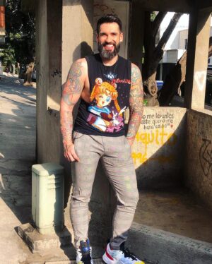 Carlo Villarreal Instagram - El otro día salí y me tome una foto porque me bañé y me sentía fresco, libre y natural.