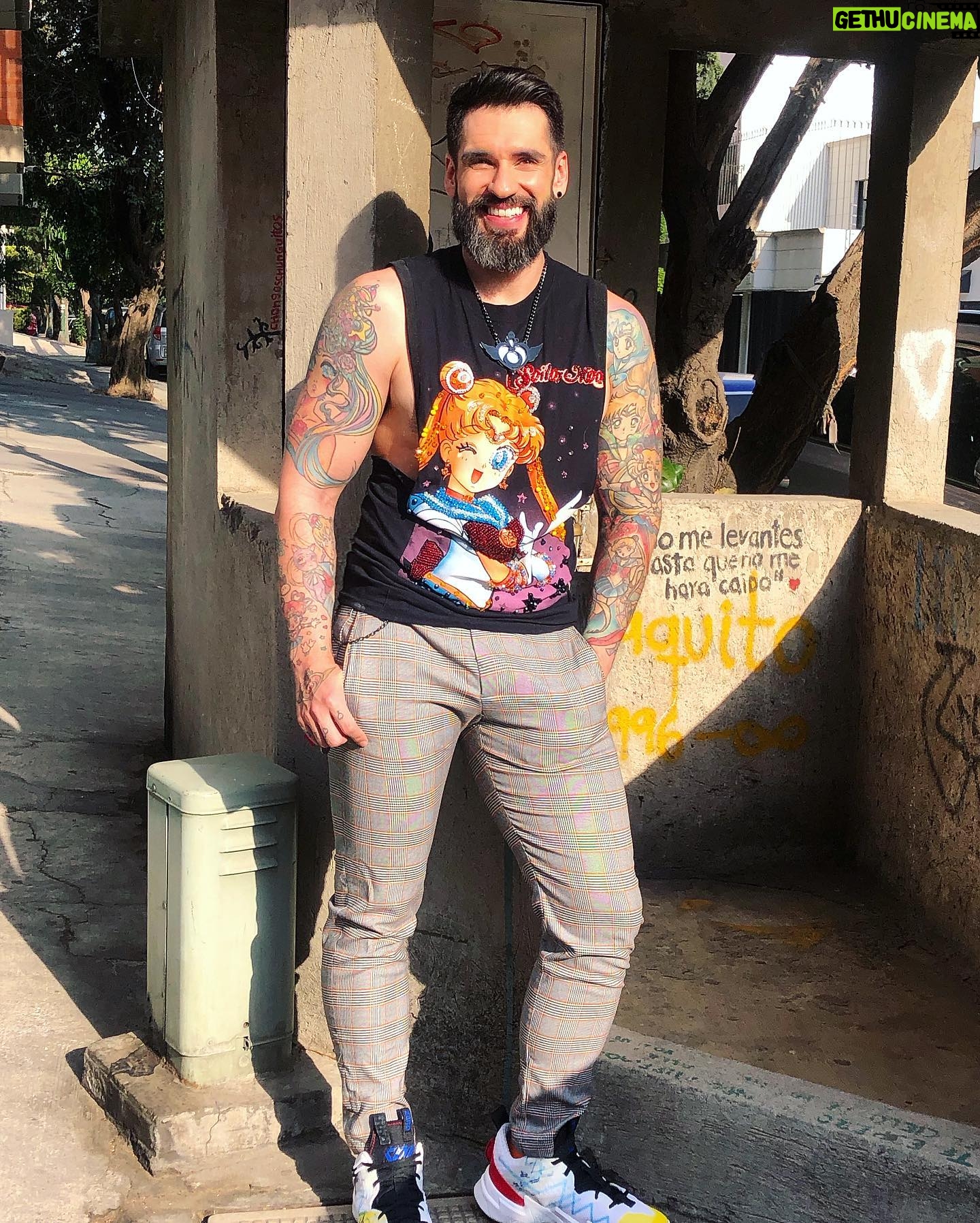 Carlo Villarreal - 18K Likes - El otro día salí y me tome una foto porque me bañé y me sentía fresco, libre y natural.