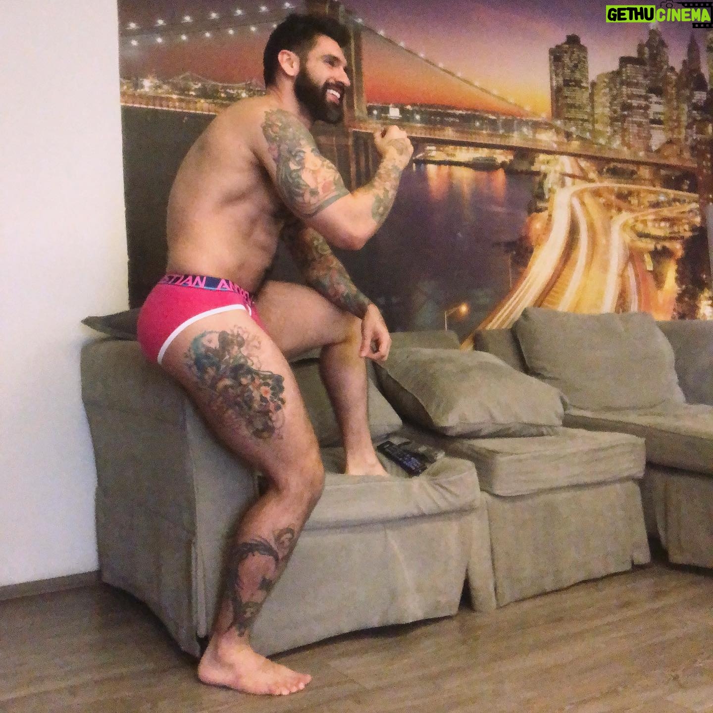Carlo Villarreal - 10.8K Likes - Me rio solo😂🤣😂