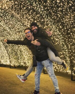 Carlo Villarreal Instagram - Felices fiestas✨, desde mi corazón de grinch les deseo mucha paz en sus vidas✌️💖 En la buenas y en las malas, gracias a la vida por dejarme estar con el mejor compañero de viaje. Te amo mi Shu
@brunoolvez