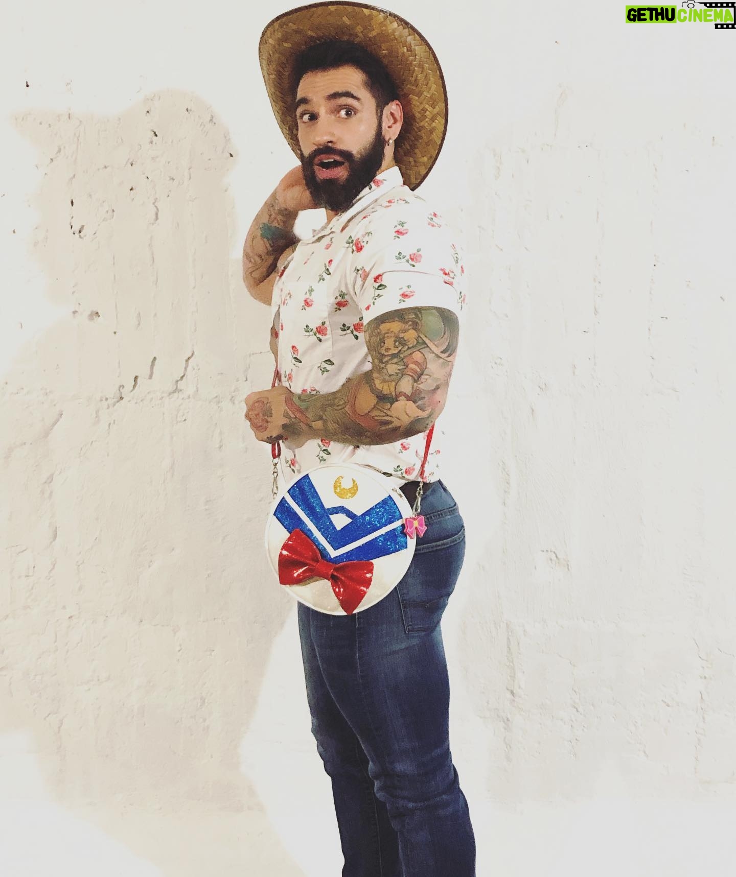 Carlo Villarreal - 12.2K Likes - Pos si soy de rancho! 🤠✌️ gracias a @nitxysalgadostore por esta preciosidad de bolsita #sailormoon 💖💖💖🌙✨