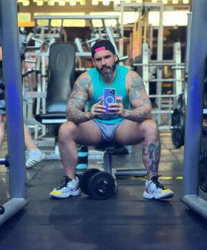 Carlo Villarreal Instagram - Hola, les vengo a ofrecer lo que viene siendo unos kilos de carne maciza y una bonita reflexión : “Estamos Vivos”