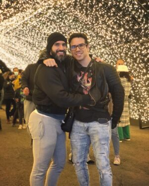 Carlo Villarreal Instagram - Felices fiestas✨, desde mi corazón de grinch les deseo mucha paz en sus vidas✌️💖 En la buenas y en las malas, gracias a la vida por dejarme estar con el mejor compañero de viaje. Te amo mi Shu
@brunoolvez