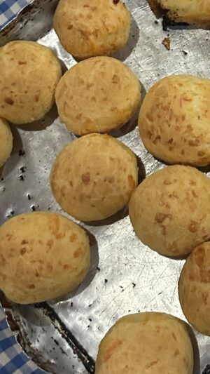 Carlos Bertolazzi Instagram - É NADA!! Hoje tem 🧀 PÃO DE QUEIJO DO AMARAL 🧀

Prestencão na receita:

4 copos de requeijão de leite 
2 meio copos de requeijão de óleo 
1 kg de polvilho azedo
1 colher de sopa de sal 
4 ovos
O tanto de queijo que seu coração pedir

Vokerê! E ocê?