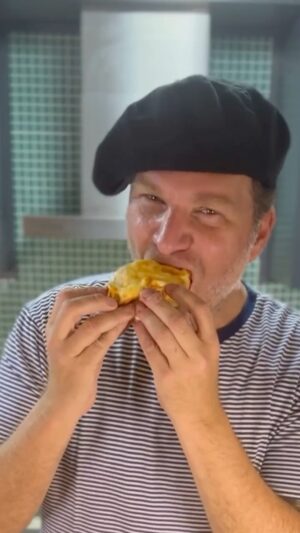 Carlos Bertolazzi Instagram - Hoje tem 🧀CROQUE MONSIEUR NA AIR FRYER🧀

Sem dúvida uma das melhores opções pro café da manhã ou lanche da tarde. Bonjour!!! 🇫🇷

Pão brioche ou português 
Presunto
Queijo de massa semi dura
Mostarda Dijon
25g de manteiga
25g de farinha de trigo
1 xícara de leite (240ml)
Sal, pimenta e noz moscada

Panelas: Linha de ferro da @hausconceptoficial 
Mesa e tábua: @woodfuturebrasil