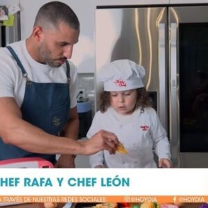 Carlos Calderon Instagram - Gracias por armar este sueño con León 🧑🏻‍🍳🧑🏻‍🍳 🍕 🍔 @thechefrafa (ya está más que listo para ser papá)
@carlitoscalderon ♥️ mi cómplice 📺 🎥 
@gartravel 📸🎞️ 
@hoydia ♥️ @nbc