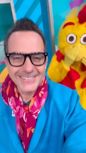 Carlos Calderon Instagram - @chikybombomreal me encargó hacer “Las Rapiditas” con el pollo Apoyo, espero haber hecho un buen trabajo en @hoydia 😂🐥
